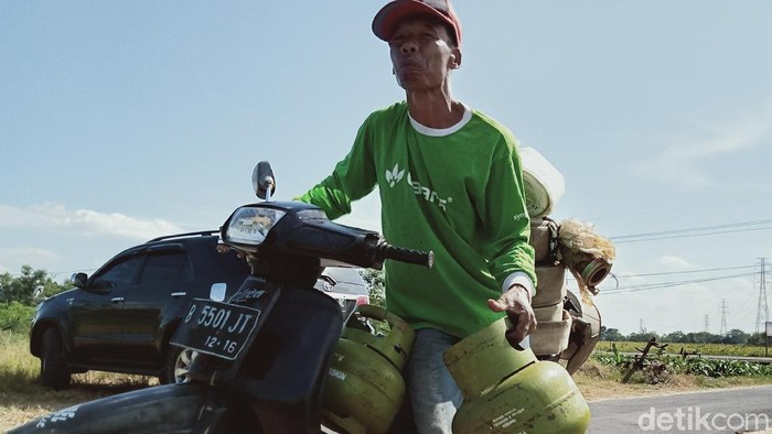 Para petani menggunakan tabung gas 3 kg untuk bahan bakar diesel pompa air