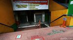 Jelang Dibuka, Pasar Pramuka Disemprot Disinfektan