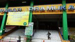 Jelang Dibuka, Pasar Pramuka Disemprot Disinfektan