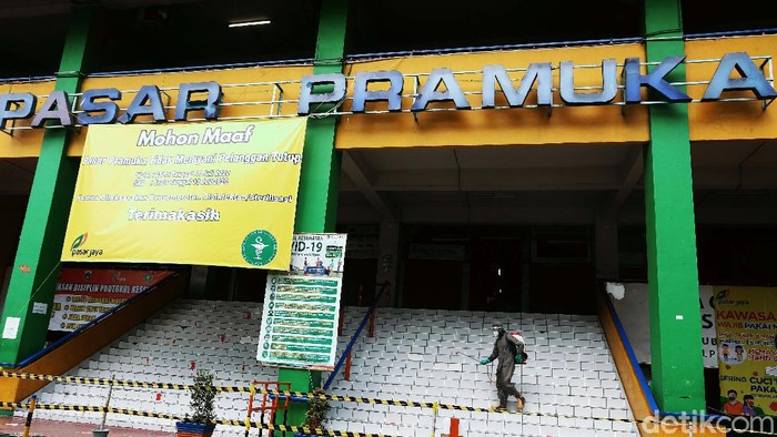 Pasar Pramuka Disemprot Disinfektan Jelang dibuka, Pasar Pramuka disemprot disinfektan oleh petugas Damkar Pemkot Jakarta Timur, Senin (13/07/2020). Pasar ini ditutup selama 3 hari sejak 11-13 Juli 2020.
