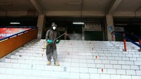 Seluruh area pasar disemprot disinfektan.