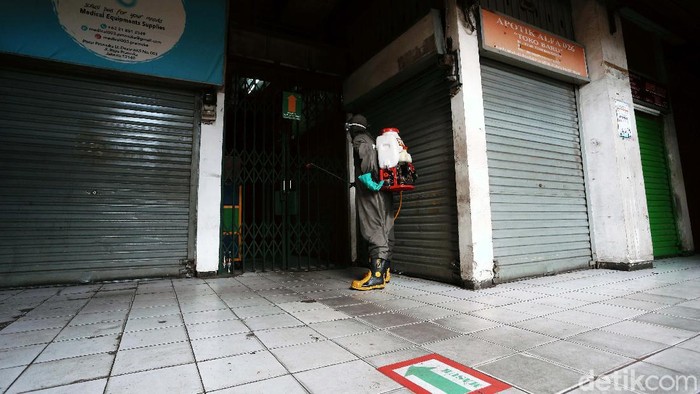 Pasar Pramuka Disemprot Disinfektan Jelang dibuka, Pasar Pramuka disemprot disinfektan oleh petugas Damkar Pemkot Jakarta Timur, Senin (13/07/2020). Pasar ini ditutup selama 3 hari sejak 11-13 Juli 2020.
