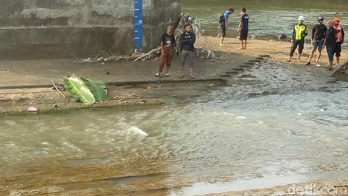 Pedadang terjatuh dari jembatan saat menghindari kereta melintas