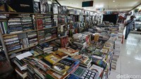 Diketahui, pandemi COVID-19 berdampak pada perekonomian para pedagang buku di kawasan tersebut.
