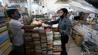 Selain itu, guna menarik minat pembeli, tak sedikit pedagang yang memberikan promo maupun potongan harga.
