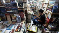 Pencinta buku juga akan dimanjakan di Pasar Buku Blok M yang terletak di basement Blok M Square. Tempat ini seperti harta karun bagi pemburu literatur: dari komik jadul, novel klasik, hingga majalah lawas bisa ditemukan di sini. Harganya pun ramah kantong, menjadikan pasar buku ini destinasi wajib bagi siapa pun yang ingin jelajah literasi tanpa harus merogoh kocek dalam-dalam. (Rengga Sancaya/detikcom)