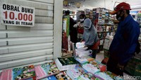 Sejumlah pedagang menjajakan beragam buku di lapak mereka yang berada di kawasan Blok M, Jakarta, Senin (13/7/2020).