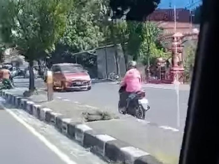 Pemotor emak-emak santuy lawan arus di Jalan Yogya-Solo, Klaten, Senin (13/7/2020).