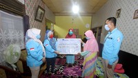 Perwakilan PT AXA Mandiri Financial Services (AXA Mandiri) Rini (dua kiri) menyerahkan pembayaran klaim asuransi jiwa secara simbolis kepada ahli waris nasabah AXA Mandiri Amaliah (dua kanan) di Banjarmasin, Kalimantan Selatan. Foto: dok. AXA Mandiri
