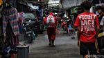 Penyemprotan Disinfektan di Pemukiman Padat Penduduk