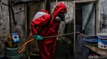 Penyemprotan Disinfektan di Pemukiman Padat Penduduk