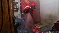 Bagian dalam rumah warga juga disemprot disinfektan.