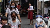 Kepala Dinas Kesehatan DKI Jakarta Widyastuti, menegaskan, pada April sampai hari ini terjadi pergeseran persebaran kasus COVID-19. Jika pada Maret ada di daerah selatan Jakarta, pada April hingga ke saat ini pergeseran kasus ke kawasan padat penduduk.