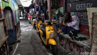 Pemerintah pun meminta agar warga menerapkan protokol kesehatan saat beraktivitas di luar ruangan, seperti memakai masker.