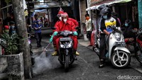 Petugas pemadam kebakaran Sektor 2 Koja melakukan penyemprotan disinfektan di kawasan pemukiman padat Koja Jakarta Utara, Senin (13/7).