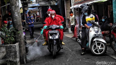Penyemprotan Disinfektan di Pemukiman Padat Penduduk