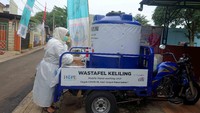 Citi Indonesia dan HOPE worldwide Indonesia menyerahkan mobile hand-washing unit ke Puskesmas Setu, Tangerang Selatan. Tenaga Kesahatan (Nakes) Puskesmas Setu menyambut baik mobile hand-washing unit di wilayah mereka. Kehadiran mobile hand-washing unit menjadi salah satu senjata untuk mengurangi penyebaran COVID-19. Tangerang Selatan per Jumat (10/7/2020) memiliki 95 kasus positif dan 301 pasien sembuh. Foto: dok. Citi Indonesia