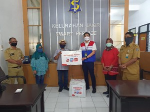 Pertamina Bagikan Alat Kesehatan ke Kelurahan di Surabaya