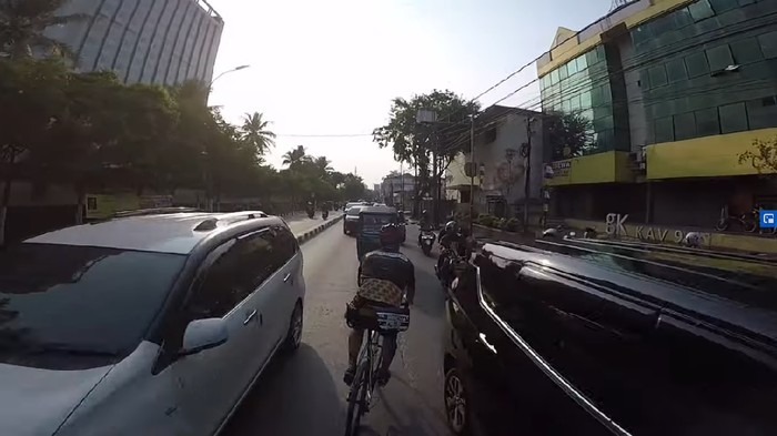 Video ini sudah lama diunggah namun ramai dihujat Netizen saat tren bersepeda meninggkat