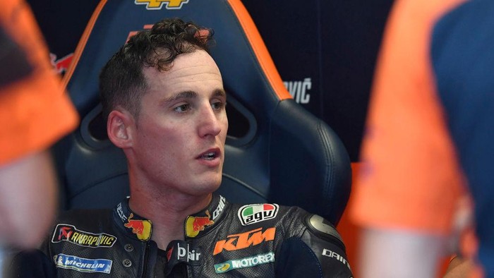 NORTHAMPTON, ENGLAND - AUGUST 23: Pol Espargaro of Spain and Red Bull KTM Factory Racing  speaks in box  during the MotoGp Of Great Britain - Free Practice at Silverstone Circuit on August 23, 2019 in Northampton, England. (Photo by Mirco Lazzari gp/Getty Images)