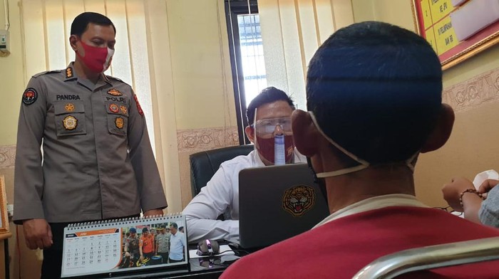Polda Lampung memeriksa DA, pekerja P2TP2A yang jadi tersangka dugaan kekerasan seksual terhadap korban perkosaan (dok. Polda Lampung)