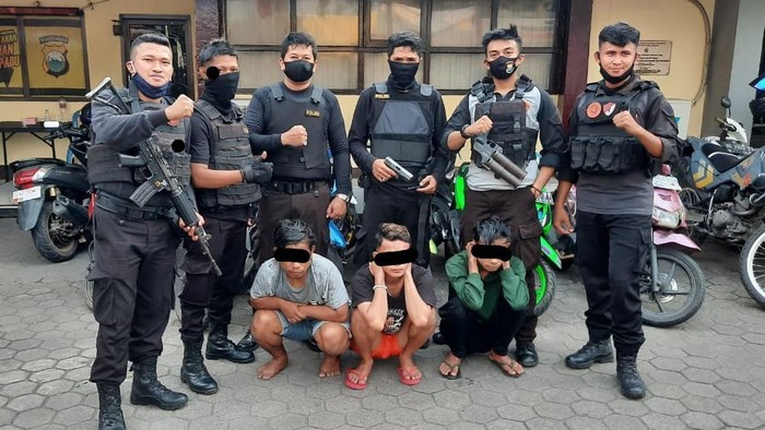 Polres Pelabuhan Makassar tangkap 3 remaja yang membawa air gun hingga ketapel (dok. Istimewa)
