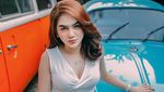 Potret Seksi Hana Hanifah dengan Mobil-mobil