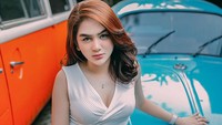 Hana juga pernah memejeng satu foto saat bergaya di depan mobil klasik Volkswagen Beetle atau VW kodok. Dengan rok mini, dan tatapan yang tajam. Ia memberikan caption Masih gue liatin, tulis Hana.  Foto: Instagram @hanaaaast