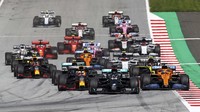 Balapan seri kedua Formula 1 di Red Bull Ring, Spielberg, Minggu (12/7/2020) malam WIB diawali dengan insiden dua mobil Ferrari. Charles Leclerc menabrak mobil Sebastian Vettel di tikungan tiga lap pertama.