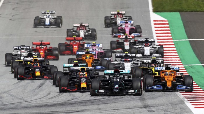 Potret Lewis Hamilton yang Berjaya di GP Styria Mercedes driver Lewis Hamilton of Britain reacts alone on the podium after winning the Styrian Formula One Grand Prix race at the Red Bull Ring racetrack in Spielberg, Austria, Sunday, July 12, 2020. (Leonhard Foeger/Pool via AP)