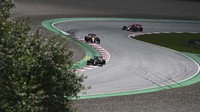 Bottas perlahan-lahan memperbaiki posisi dari urutan empat. Usai melewati Carlos Sainz di urutan tiga, driver Mercedes itu terus menipiskan selisih dengan Verstappen dan menyalipnya di lap 67.