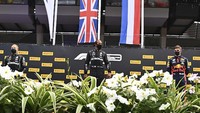 Usaha Bottas membuahkan hasil di lap 67, memanfaatkan bagian luar tikungan empat. Manuver itu yang memastikan Mercedes finis 1-2 dan Verstappen naik podium ketiga.