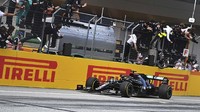 Momen saat Lewis Hamilton melewati garis finis.