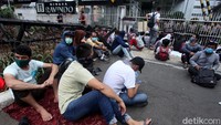 Para pencari suaka tersebut tampak duduk di depan gerbang kantor UNHCR tersebut.