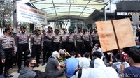 Aksi para imigran tersebut tampak dijaga ketat oleh sejumlah aparat keamanan.
