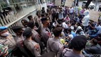 Sejumlah imigran menggelar aksi di depan kantor UNHCR di kawasan Kebon Sirih, Jakarta, Senin (13/7/2020).
