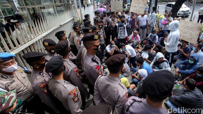 Potret Pencari Suaka Geruduk Kantor UNHCR Sejumlah imigran mendatangi kantor UNHCR di kawasan Kebon Sirih, Jakarta. Kedatangan mereka untuk menanyakan perihal kejelasan nasib mereka di Indonesia.