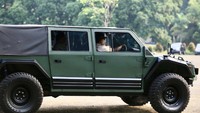 Menteri Pertahanan Prabowo Subianto sempat menjajal produk kendaraan taktis (rantis) PT Pindad. Ia pun mengaku terus mendukung peningkatan alat utama sistam senjata (alutsista) dalam negeri. Dok, Humas KemhanDok : Humas Kemhan