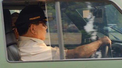 Gaya Menhan Prabowo Jajal Kendaraan Taktis Maung