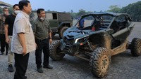 Direktur Utama PT Pindad Abraham Mose tampak berdiri di samping Prabowo. Melihat salah satu rantis, buggy off road berkapasitas 2 orang. Foto: dok. Twitter Prabowo Subianto