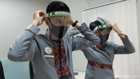 Setelah masker, prama dan prami menggunakan face shield. (Bonauli/detikcom)