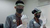 Yang terakhir adalah sarung tangan. Setelah lengkap, mereka baru akan berangkat menuju kereta api. (Bonauli/detikcom)