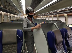Suka Duka Pramugari KA dan Lambaian Tangan Mereka yang Ditinggalkan