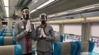 Prama dan prami bertugas untuk membantu penumpang menemukan gerbong dan kursi yang tertera di tiket. (Bonauli/detikcom)