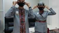 Selama pandemi Corona, prama dan prami bertugas dengan protokol kesehatan yaitu menggunakan APD. Yang pertama adalah masker. (Bonauli/detikcom)