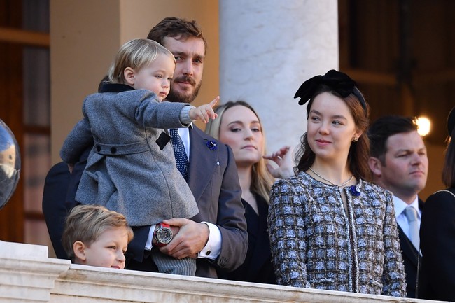 Debut Princess Alexandra sebagai fashionista dimulai ketika ia menghadiri acara Monaco Rose Ball bersama ibu dan kakak tirinya. Kehadiran putri kerajaan itu pun langsung mencuri perhatian. Ketika para media menanyakan bagaimana mereka harus memanggil wanita muda itu, ia menjawab dengan santai, Kamu bisa panggil aku Alex saja, Foto: Getty Images