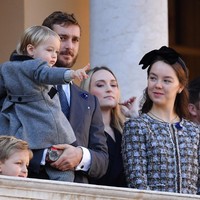 Debut Princess Alexandra sebagai fashionista dimulai ketika ia menghadiri acara Monaco Rose Ball bersama ibu dan kakak tirinya. Kehadiran putri kerajaan itu pun langsung mencuri perhatian. Ketika para media menanyakan bagaimana mereka harus memanggil wanita muda itu, ia menjawab dengan santai, Kamu bisa panggil aku Alex saja, Foto: Getty Images