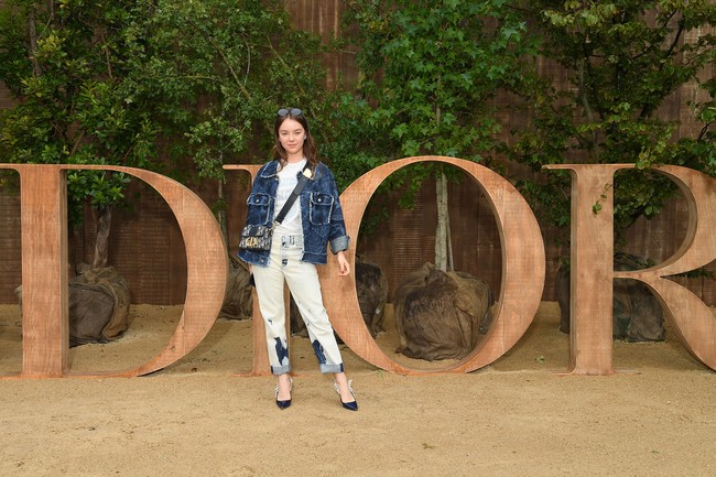 Tampaknya gaya elegan dan klasik dari ibu dan neneknya menurun pada wanita wanita 21 tahun ini. Belakangan ia pun sering diundang ke berbagai acara fashion dunia. Foto: Getty Images