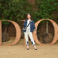 Tampaknya gaya elegan dan klasik dari ibu dan neneknya menurun pada wanita wanita 21 tahun ini. Belakangan ia pun sering diundang ke berbagai acara fashion dunia. Foto: Getty Images