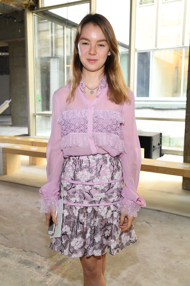 Untuk gaya busana, Princess Alexandra sering tampil dengan busana-busana berpotongan feminim yang klasik sekaligus chic. Penampilannya memperlihatkan bagaimana seorang putri kerajaan modern seharusnya berdandan. Ini gayanya ketika menghadiri fashion show Giambattista Valli. Foto: Getty Images